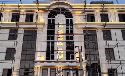ساخت نصب تابلو استیل طلایی با پلکسی دوغی نور آفتابی ساختمان آسمان قم