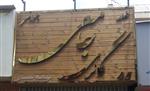اجرای تابلو چوبی ترمووود تابلو استیل طلایی گالری چامعی پیروزی