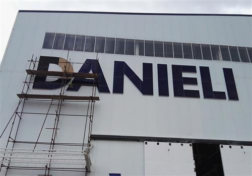 تکمیل نصب حروف چلنیوم دانیلی با ارتفاع 4 متری در سمت شمال کارخانه